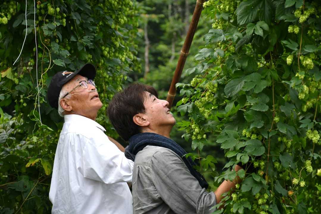 ホップ農家の浅川さん(左)と、サンクトガーレン社長の岩本(右)